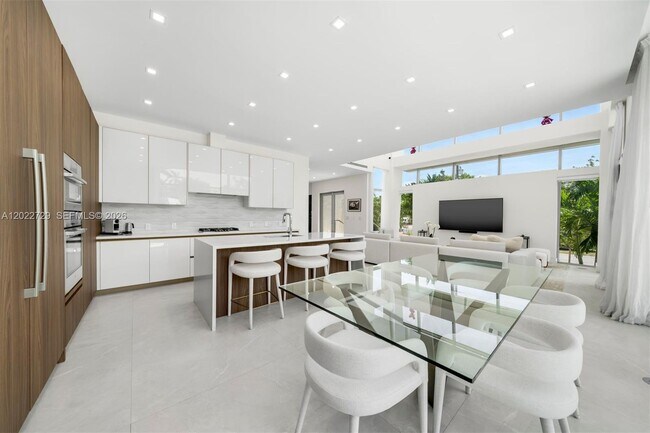 Building Photo - West 47th Street, Miami Beach, FL 33140 - 5 BR 5 BA single-family home