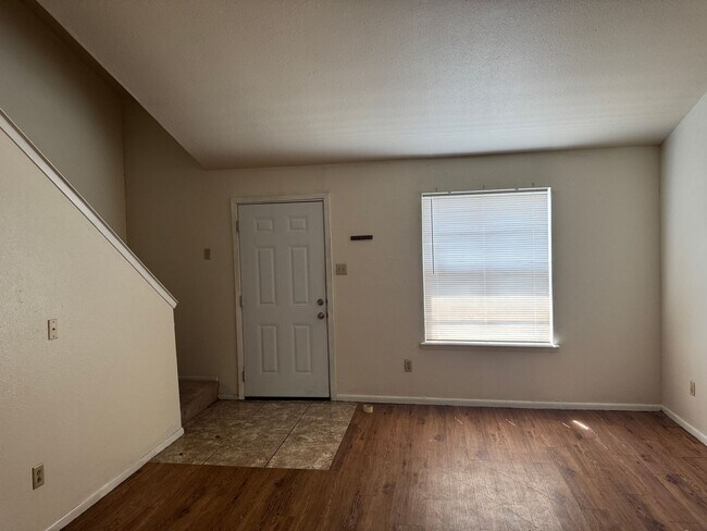 Building Photo - Crestmore 5741 Schlesinger
