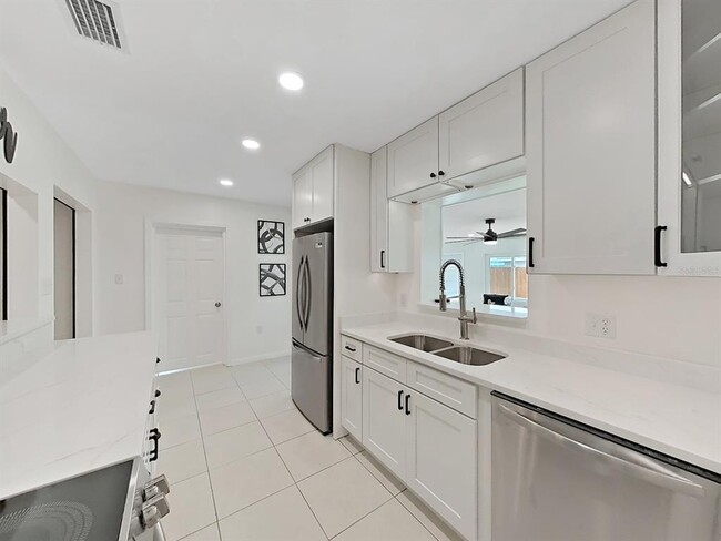 Building Photo - 4610 W Bay Villa Ave