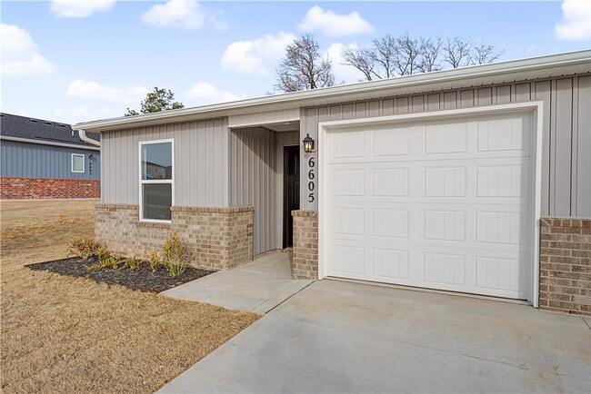 Building Photo - 6605 SW Devotion Ave