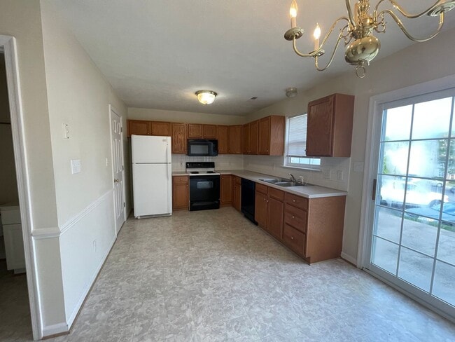 Building Photo - Timberlake Area Townhome