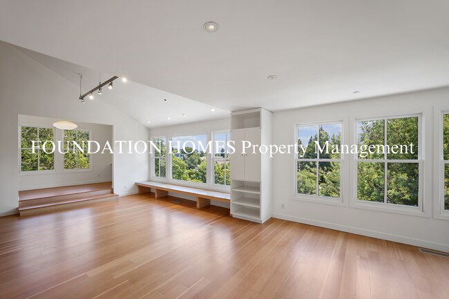 Building Photo - Stunning 4BD/2.5BA Boyle Park Home!  Solar...