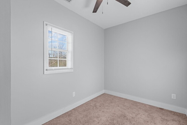 Building Photo - 944 Brent St