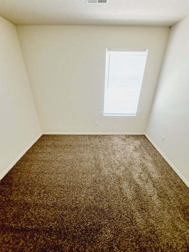 Building Photo - 3 bed 2 bath home in Huning Ranch!
