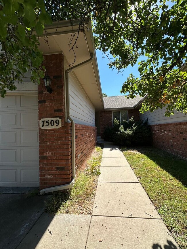 Building Photo - West Side Duplex - $300 off 1st Month !!