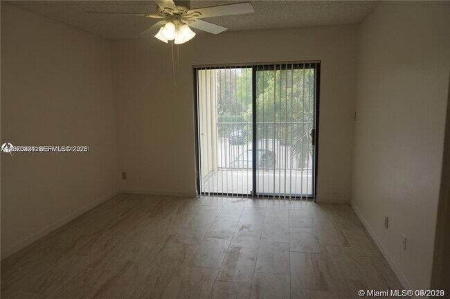 Building Photo - 630 S Park Rd