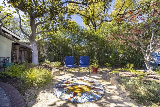 Building Photo - Conveniently Located, Fully Furnished 2 Bed/2 Bath Home Available To Nov!