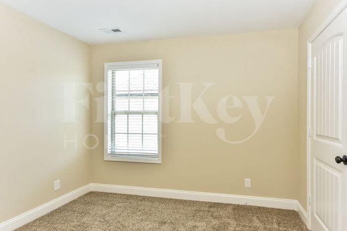 Building Photo - 758 Cavalier Dr