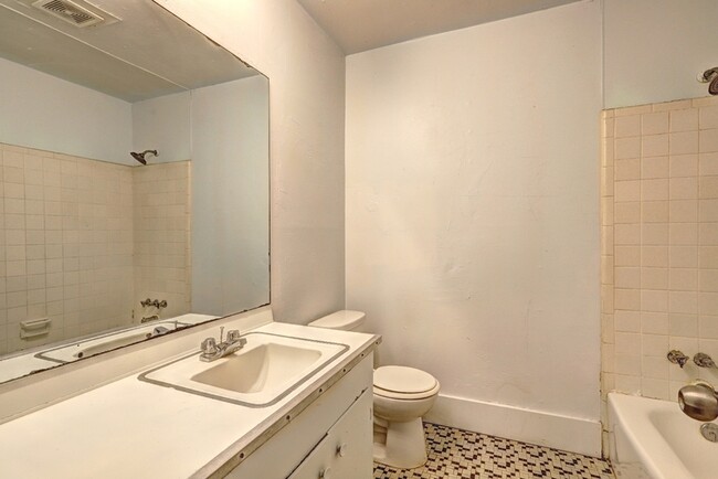 Building Photo - 2511 Derrell Dr