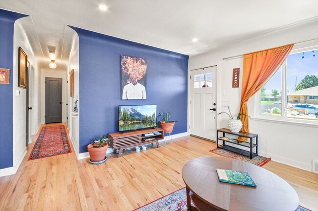 Building Photo - 2Bed/1bath beautiful Home close to City Park