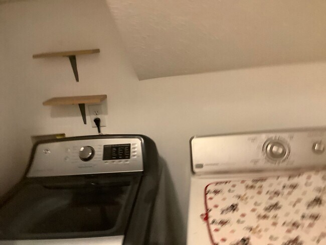 Building Photo - Bellevue - 3 bedrooms - 2 1/2 baths home