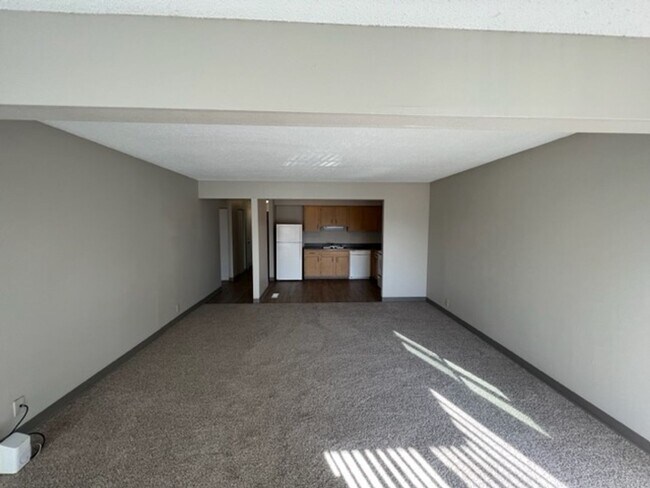 Building Photo - Conveniently Located Downtown Apartment!