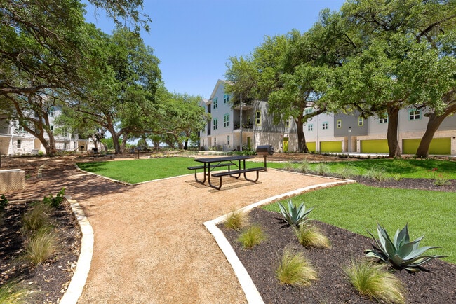 Building Photo - Trailside Oaks
