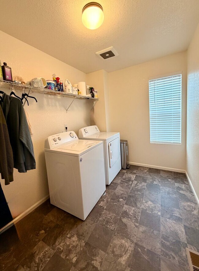 Building Photo - HUGE 3BR Home Built in 2020 with Office, Loft & Mountain Views