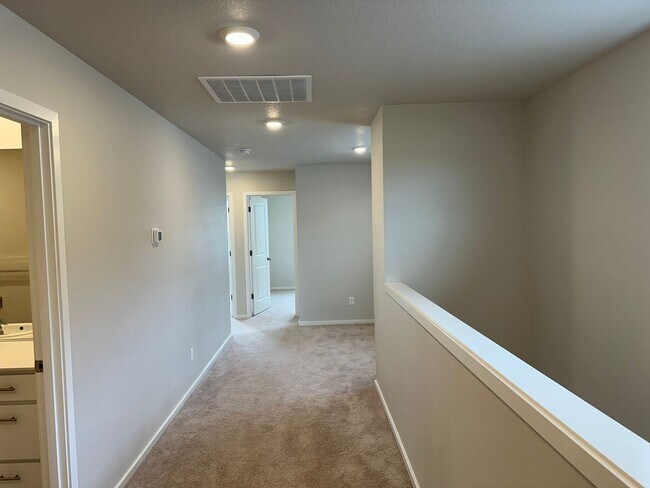 Building Photo - 4 bedroom 2.5 bathroom home!