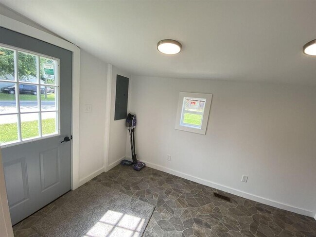 Building Photo - 3 Bedroom 2 bath