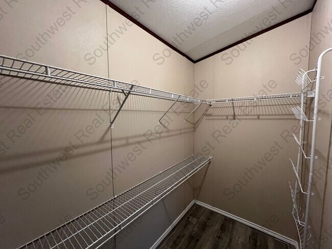 Building Photo - Spacious 3 bedrooms 2 baths home- Storage ...