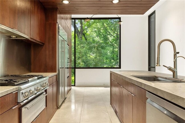 Building Photo - 2105 Fairhaven Cir NE