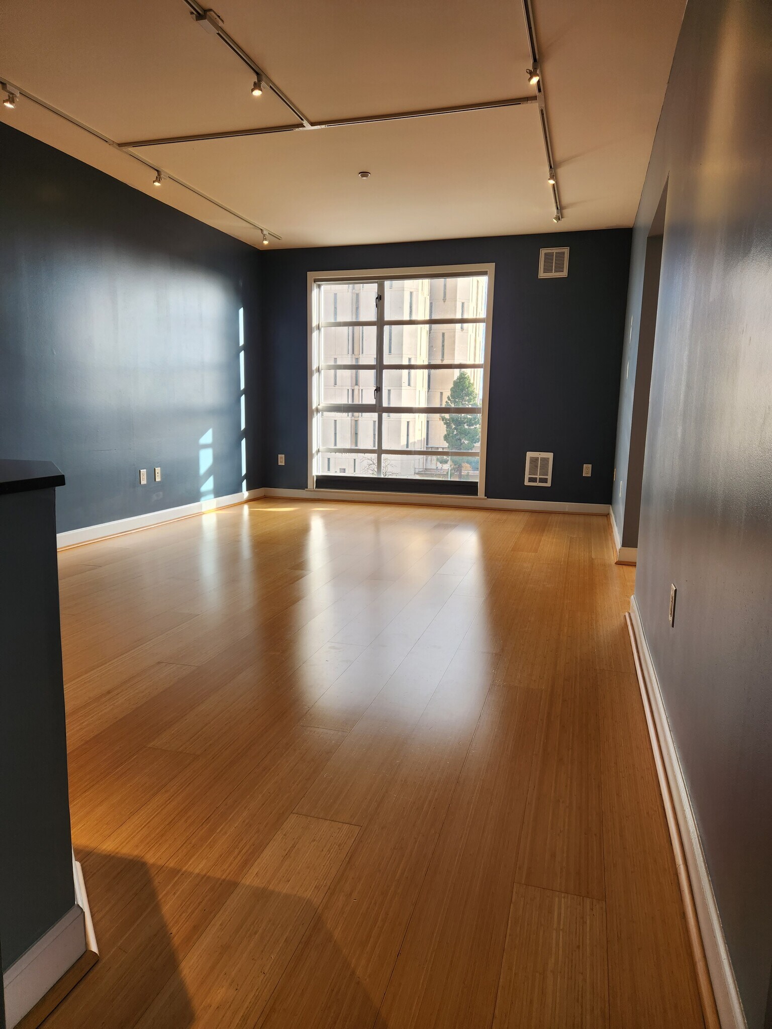 Building Photo - 585 9th St