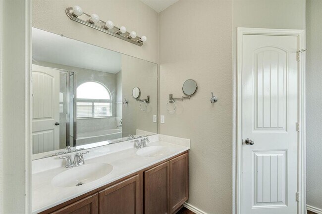 Building Photo - 2824 Bluffstone Dr