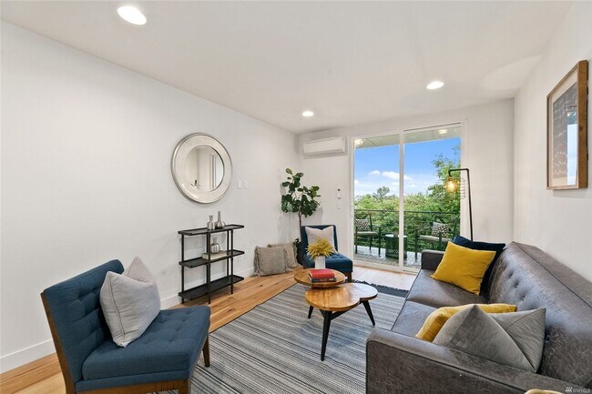 Building Photo - Newer 2 Bed/ 2 Bath Townhome in North Beacon Hill