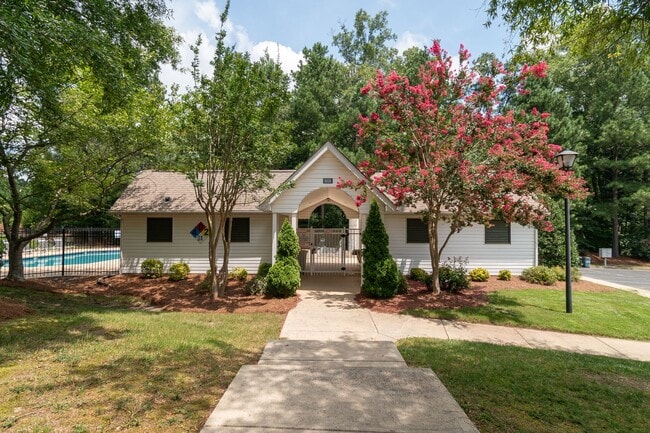 Building Photo - Charming 2-Bedroom Townhome in Prime Locat...