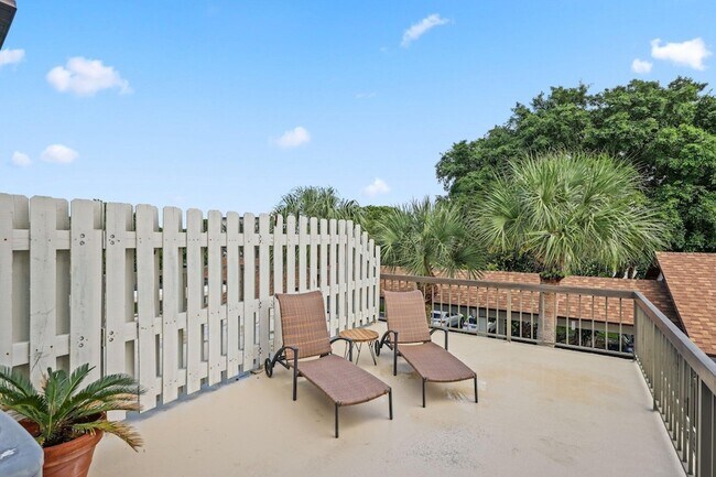 Building Photo - 800 Greensward Ct