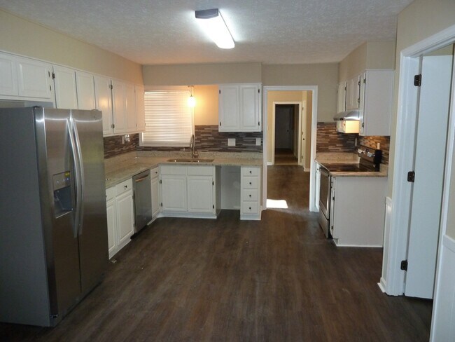 Building Photo - 3 Bed / 2.5 Bath with 2300 Square Feet!! A...