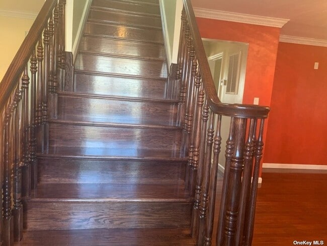 Building Photo - 2 Linden St