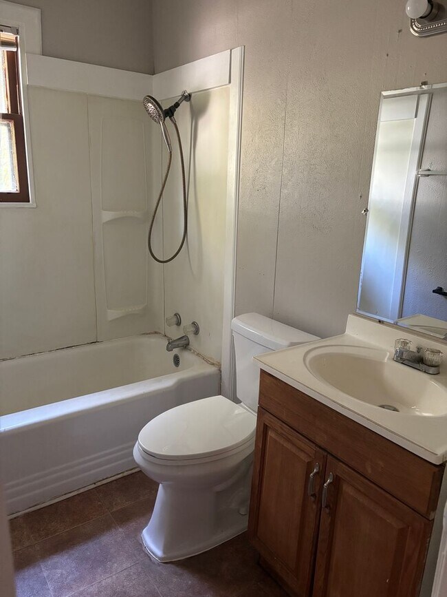 Building Photo - 3/1.5 in Quiet Neighborhood Near Fairview ...