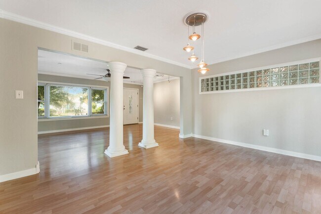 Building Photo - Updated 2/2/1 with huge yard next in the Delaney Park/Lake Weldona