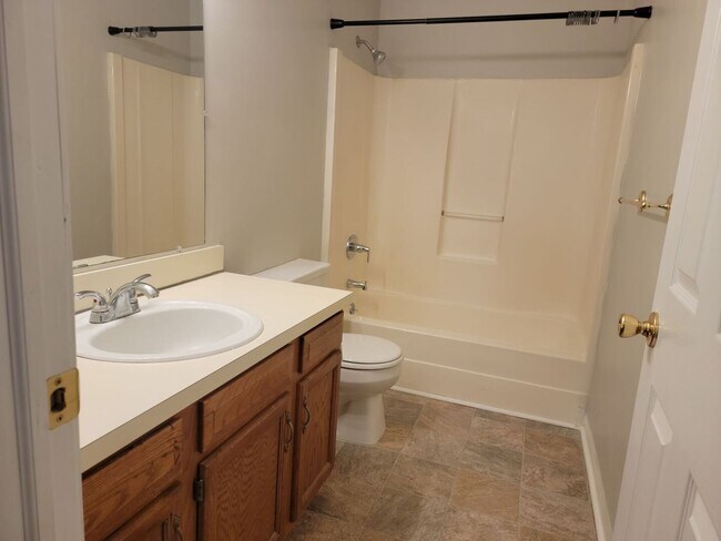 Building Photo - Charming unit in a quiet neighborhood