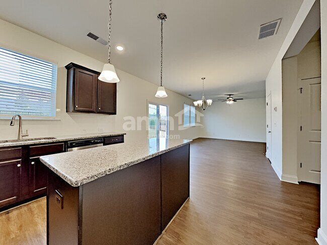 Building Photo - 212 Lake Vista Dr