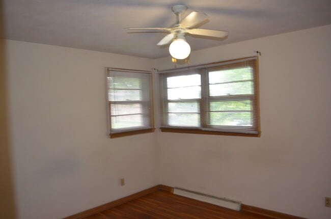 Building Photo - 3 bed, 2 bath home in Parkade area