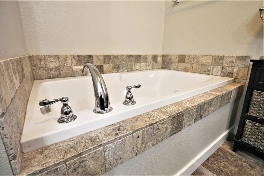 Building Photo - 119 S Baraya Way