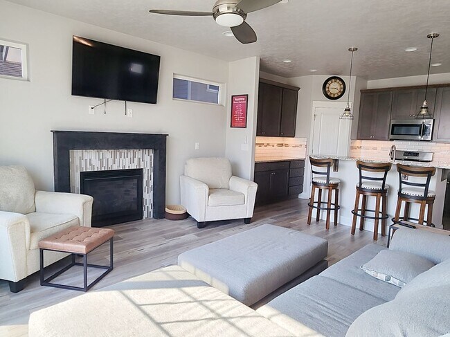 Building Photo - Home Sweet Home! Won't last long!