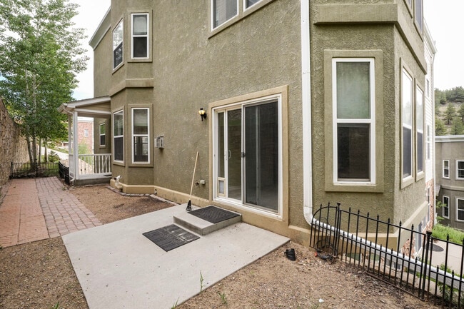 Building Photo - 692 Louis Dr