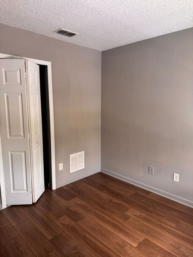 Building Photo - Updated 2BR/2BA Condo in Pine Ridge Club, ...