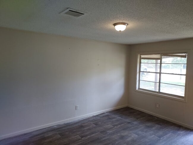 Building Photo - 59 Charmingdale Dr N