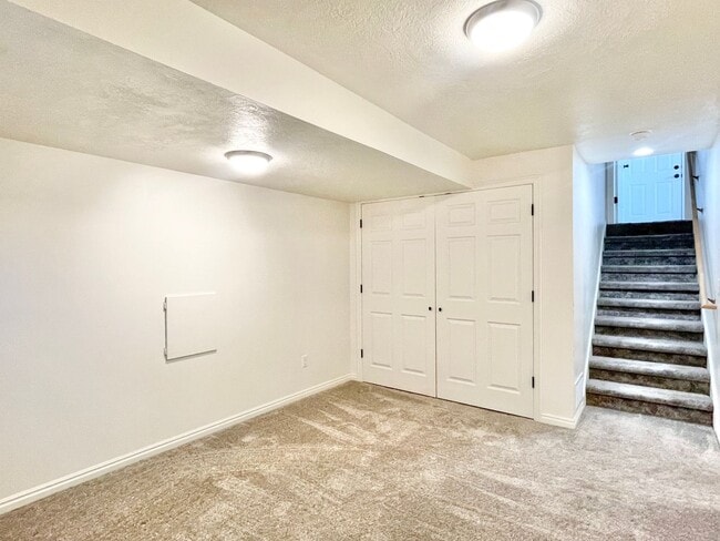 Building Photo - Lovely Sandy Home in Well Kept Neighborhood!