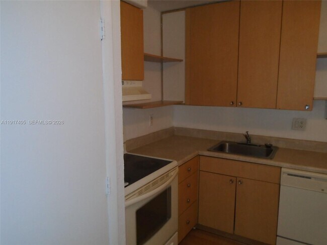 Building Photo - 4174 Inverrary Dr