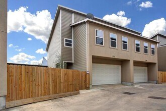 Building Photo - 242 Lenox St