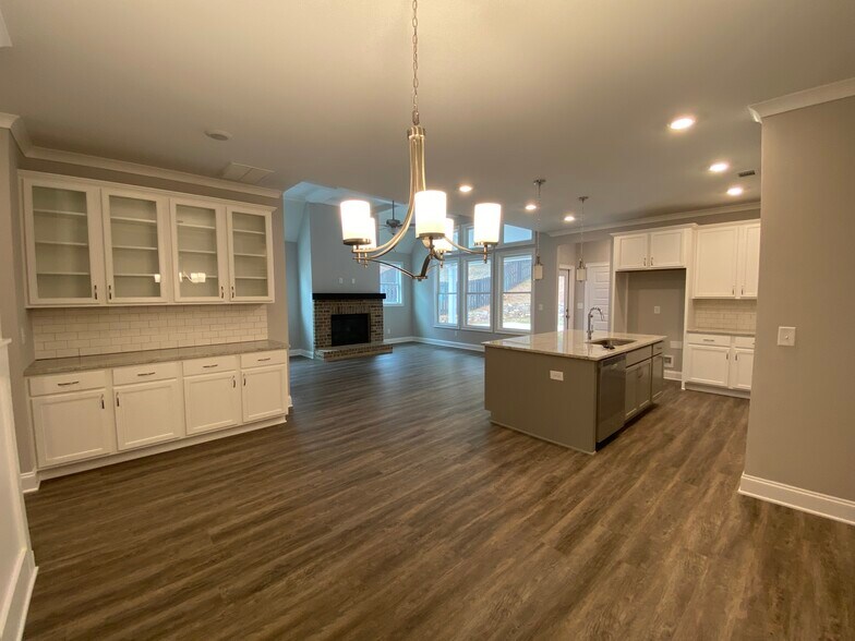 View of kitchen and great room - 325 Edgewater Dr