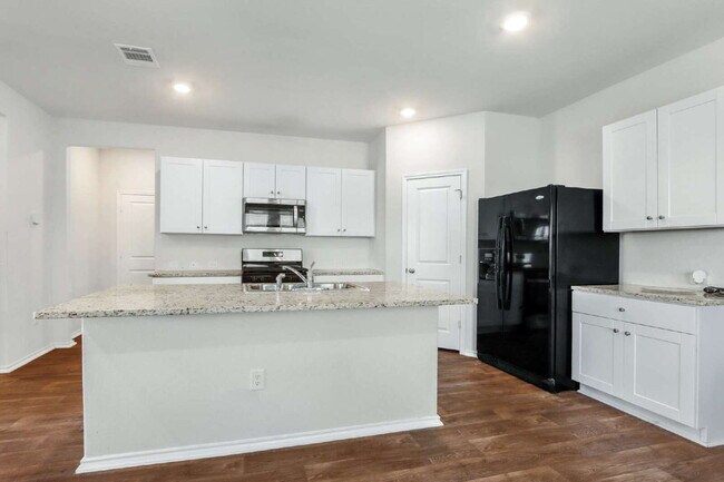 Building Photo - "Spacious 5-Bedroom San Antonio Gem with G...