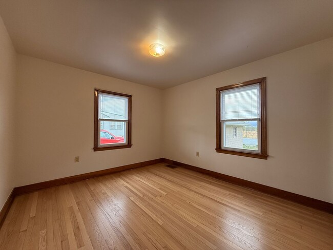 Building Photo - Fredericksburg 3 bedroom w 2 car garage