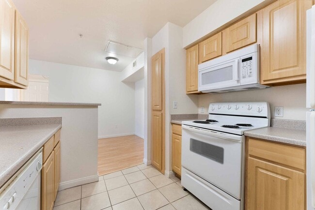 Building Photo - Modern 1-Bedroom Oasis: Prime Location!