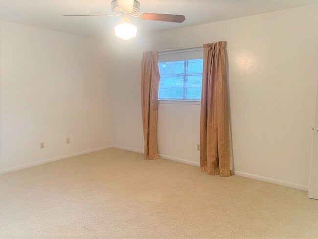 Building Photo - GREENACRES IS THE PLACE TO BE!