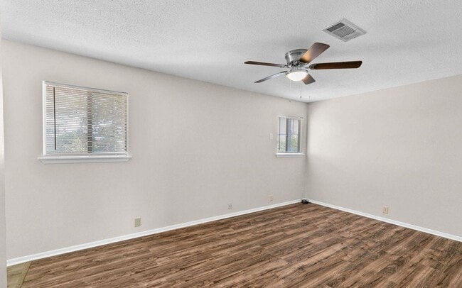 Building Photo - Live Where Convenience Meets Comfort in Lakebend!