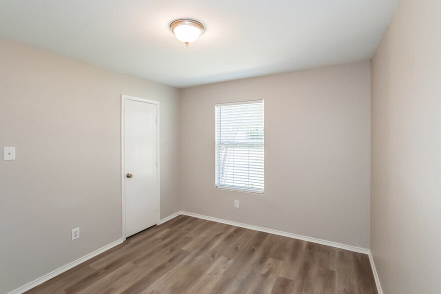 Building Photo - 1016 Fort Apache Dr