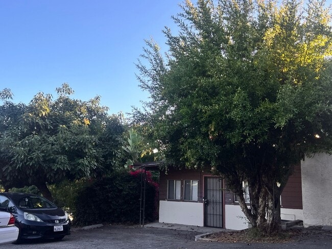 Building Photo - Peaceful 1 Bedroom Garden-Level Apartment ...
